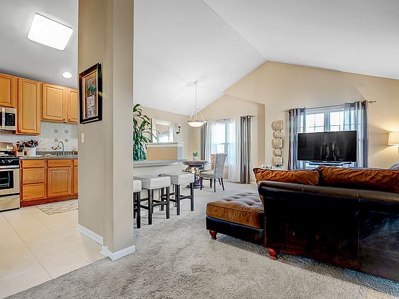 4th image of 314 Pine Lake Cir