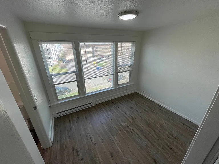 Adams Apartments — Photo 4