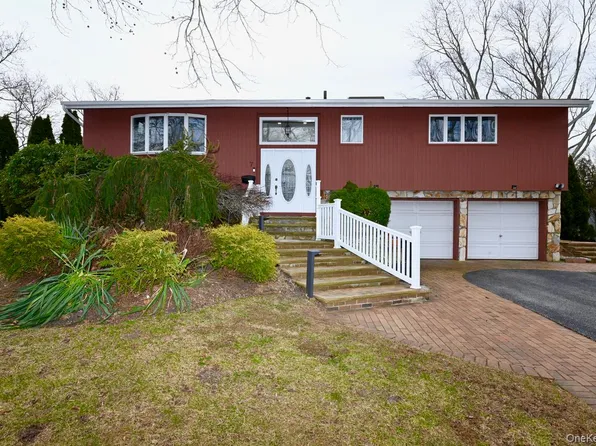 7 McNulty Street, Dix Hills, NY 11746