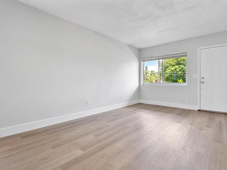 720 NE 7th St #9 — Photo 13