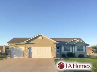 4564 Willow St, Palo, IA 52324
