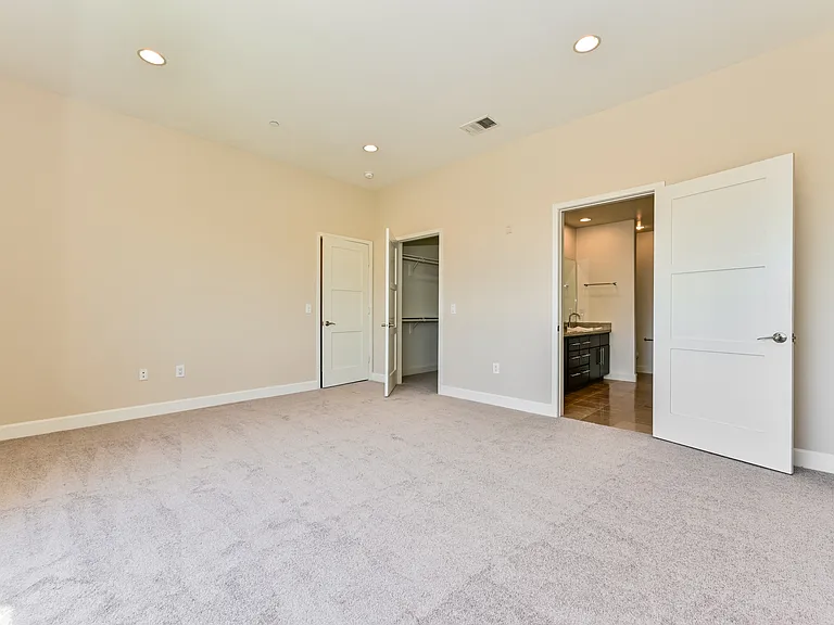 10878 Bloomfield St #407 — Photo 7