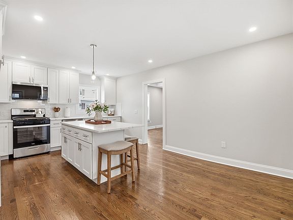 3rd image of 37 Stavely St