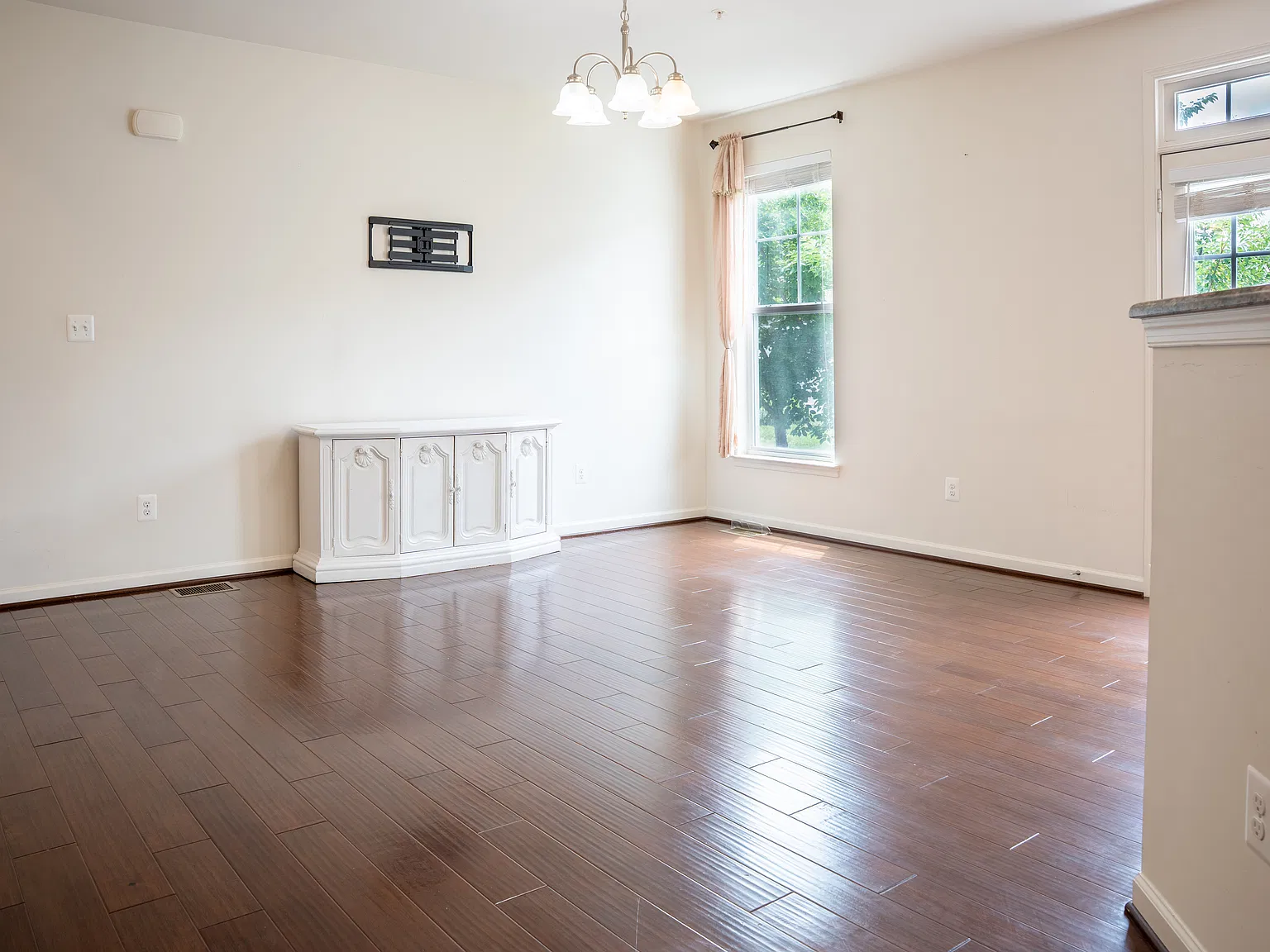 3 bed, 2208 sqft, $2,950 — Photo 4