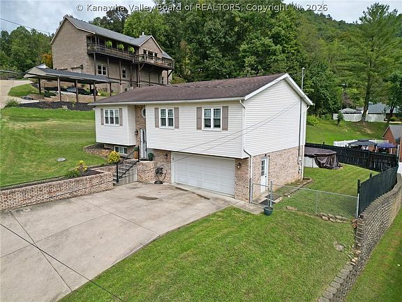3rd image of 105 Hickory Rd
