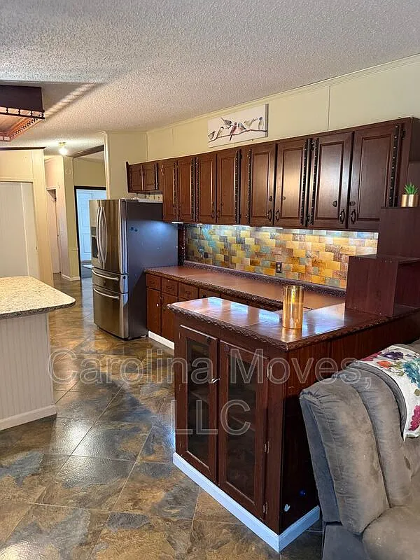 3 bed, 2.0 bath, 1900 sqft, $1,275 — Photo 3
