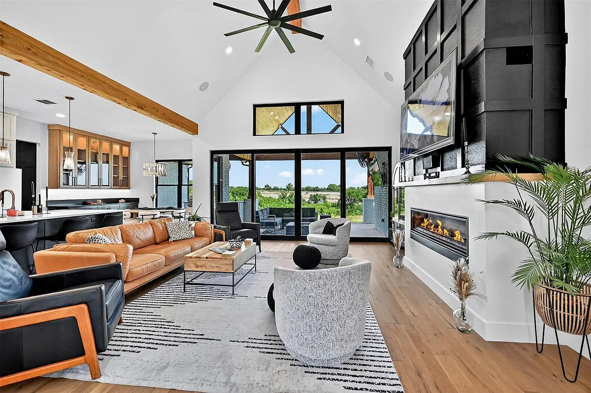 3 bed, 4.0 bath, 2524 sqft, $4,700 — Photo 3