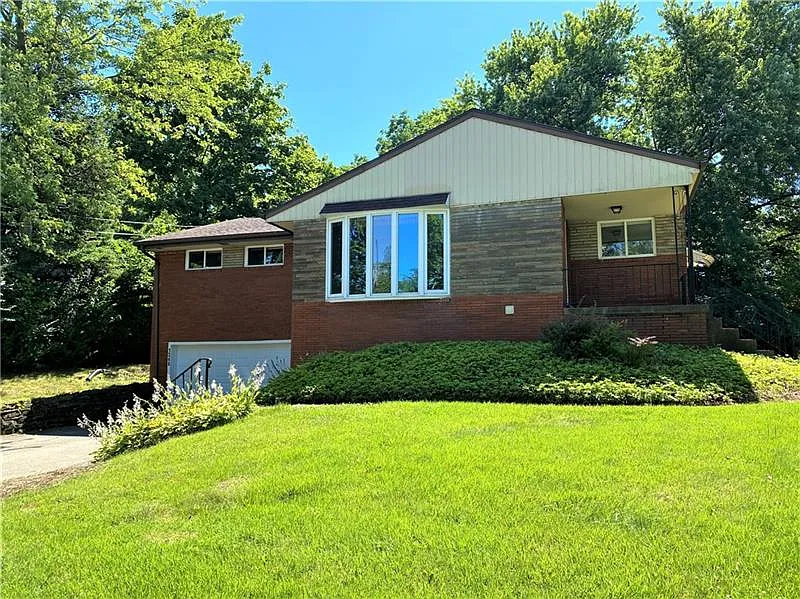 1346 Foxboro Dr photo 1