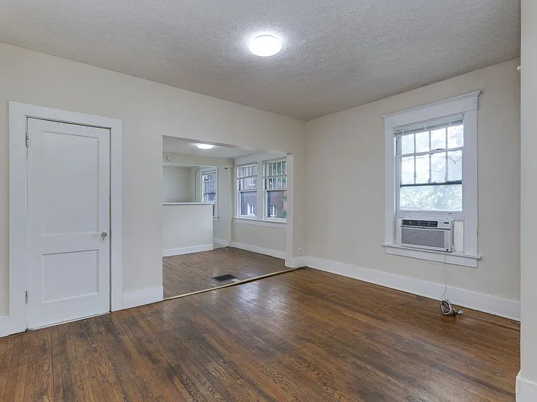 Abh - 2111 A/B/C/D Belmont — Photo 6