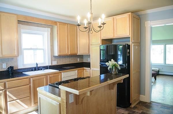2nd image of 39 Crest St #39