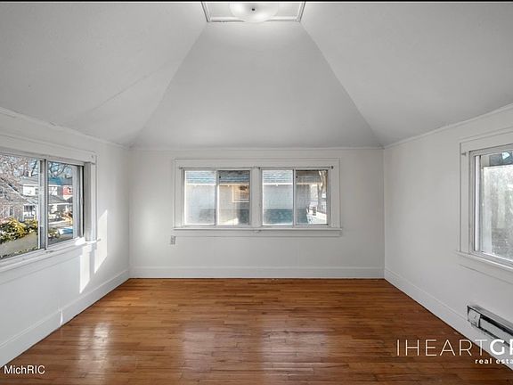 5th image of 58 Caledonia St NE