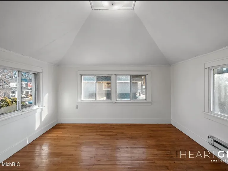 58 Caledonia St NE — Photo 5