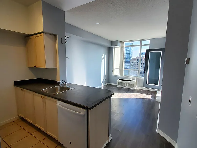 155 Beecroft Rd #Penthouse 201 — Photo 2