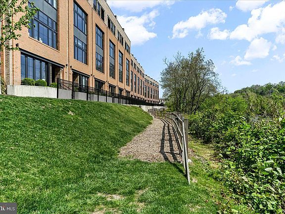 3rd image of 4584 Riverside Way