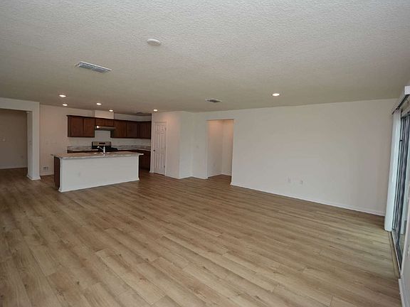 5th image of 19 Waverly Ln