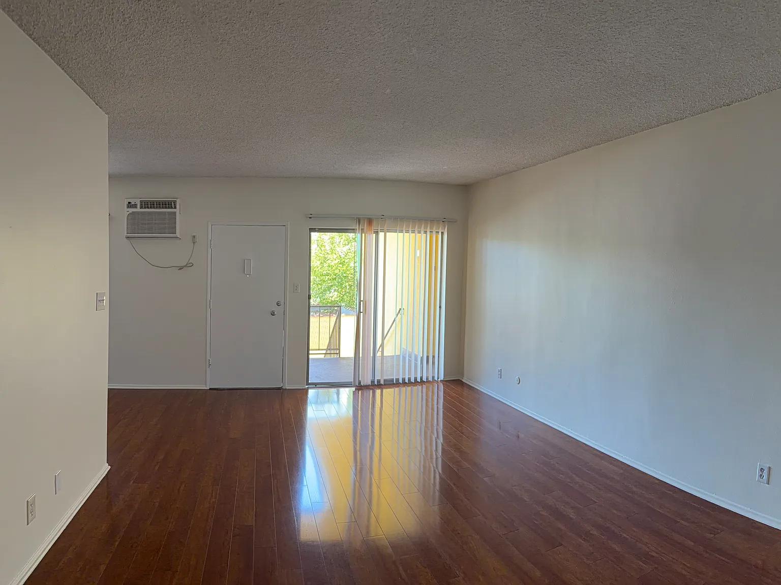2 bed, 1000 sqft, $2,400 — Photo 4