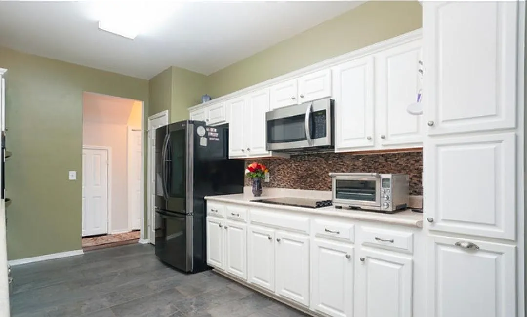 4 bed, 2812 sqft, $2,300 — Photo 4