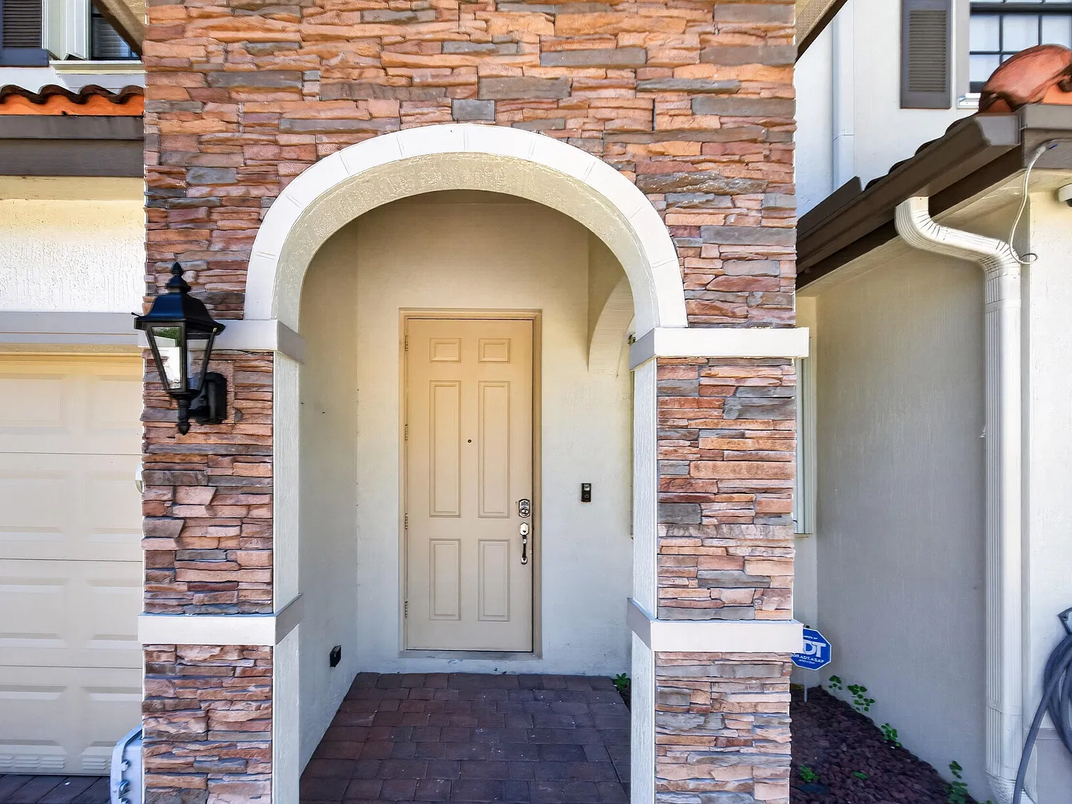 3 bed, 2.5 bath, 1617 sqft, $3,000 — Photo 2