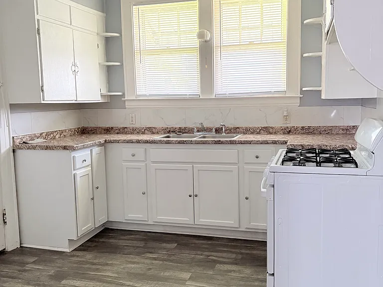 2405 Vaughan Ave — Photo 5
