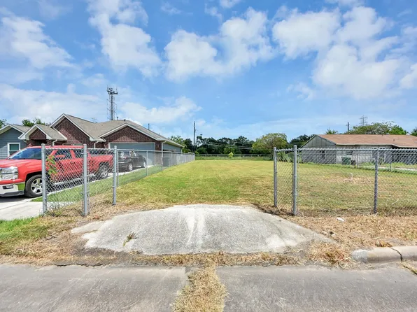 5743 Rue St, Houston, TX 77033