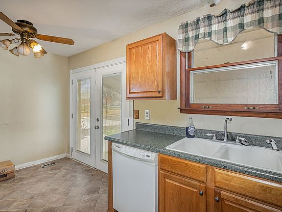 5th image of 209 Camelot Ct