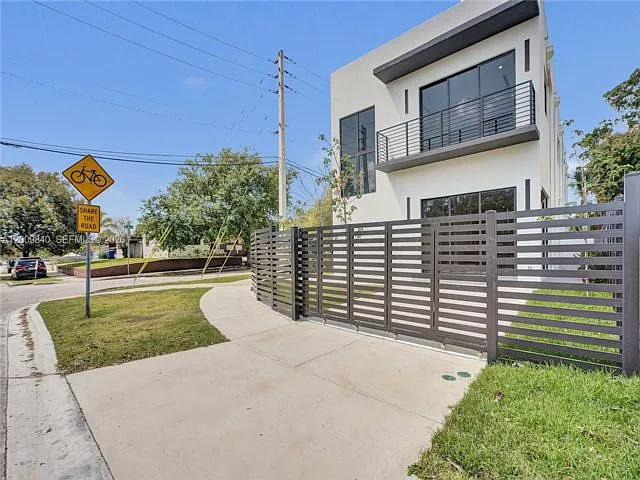 2411 SW 16th Ter