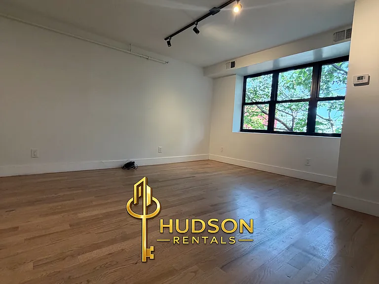 850 Westside Ave #15 — Photo 2
