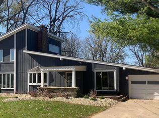 2211 W Riverside Dr, McHenry, IL 60050