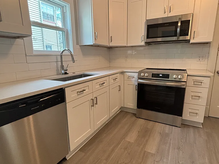 1261 Donald Ave — Photo 2
