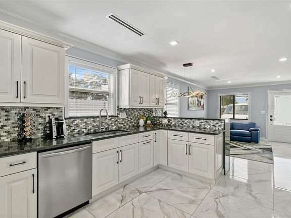4th image of 2859 Kentucky Street