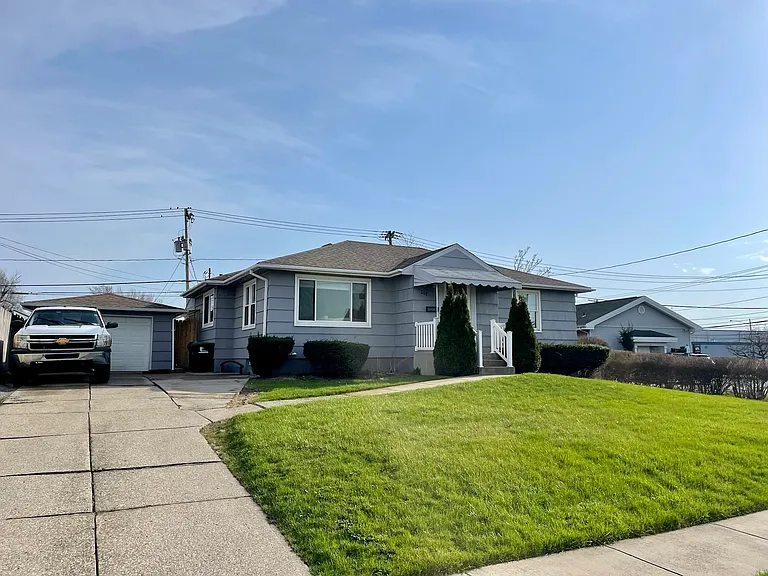 260 Waverly Ave — Photo 1
