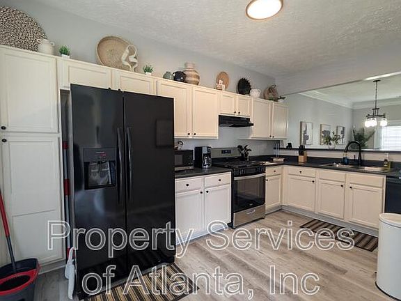 3rd image of 5690 Hampton Ct