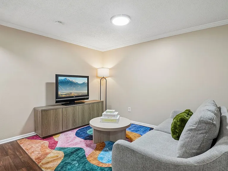 Lorinda Apartments — Photo 10