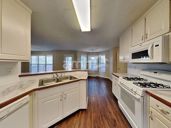 3rd image of 682 Simon Park Cir