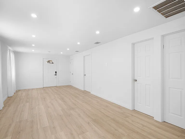 10607 Whitegate Ave — Photo 6