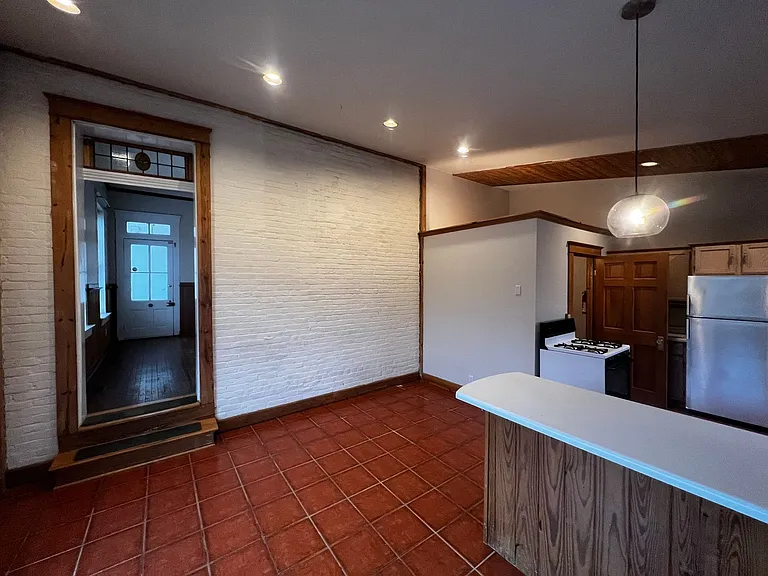 1327 E Washington St — Photo 38