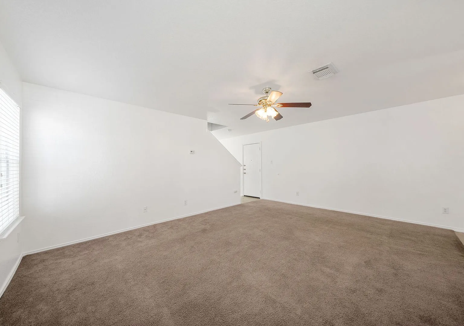 3 bedroom 2.5 bathroom located in Sagewood Subdivision — Photo 4