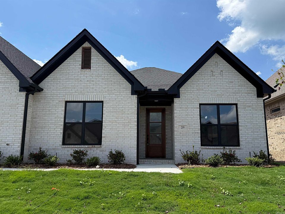 1st image of 209 Edgewood Cir