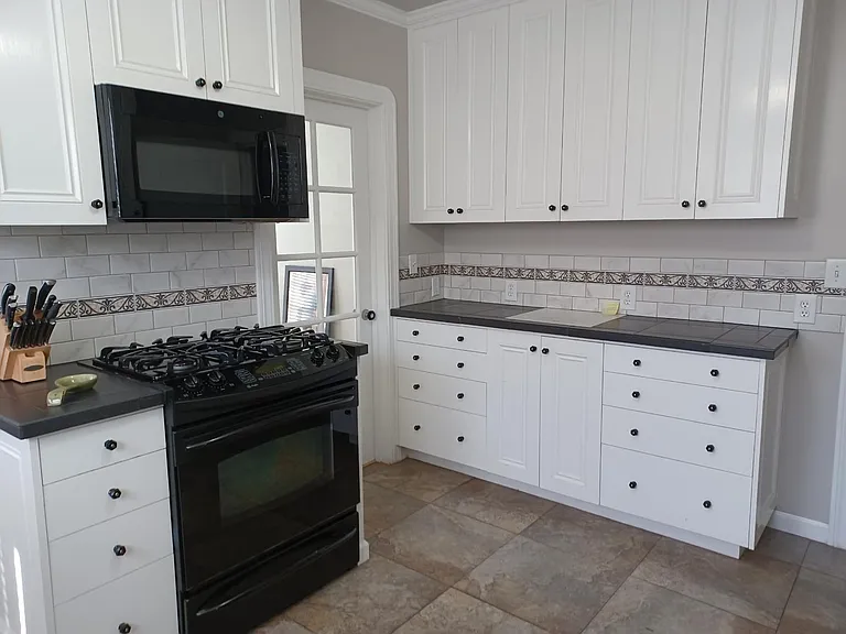 Gas cooking; all tile floor, cleans easily; Landlord supplies antibiotic, anticeptic supplies for cleaning.