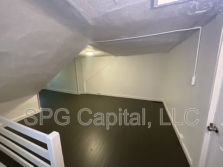 330 W King St — Photo 7