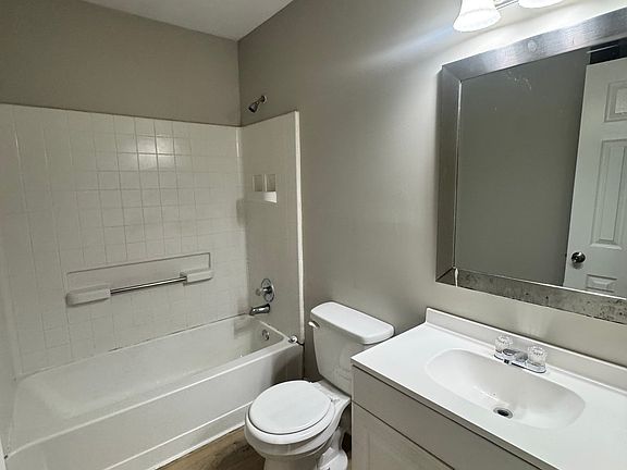 5th image of 1047 Ellis Ln