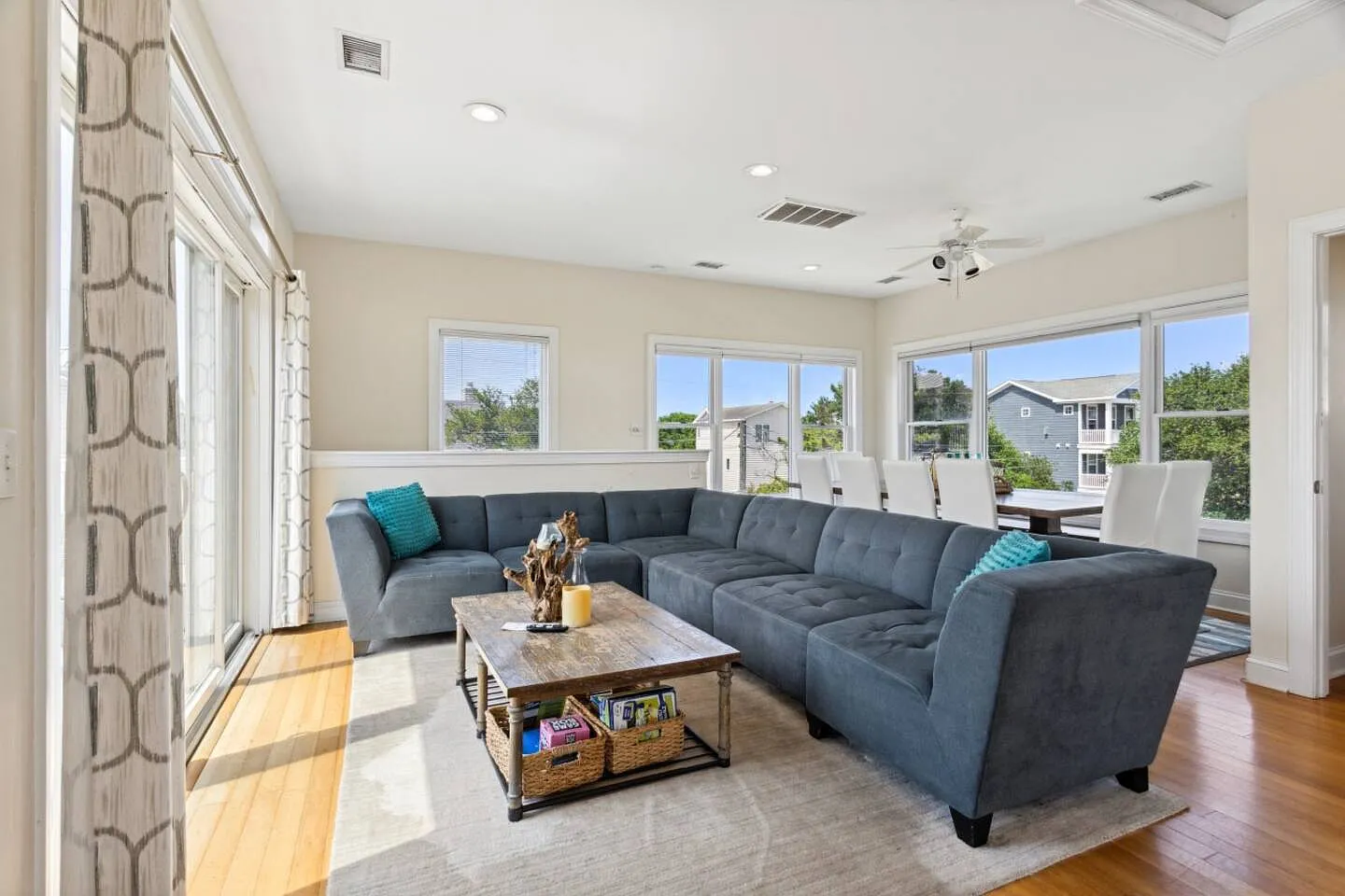 4 bed, 1952 sqft, $3,950 — Photo 1