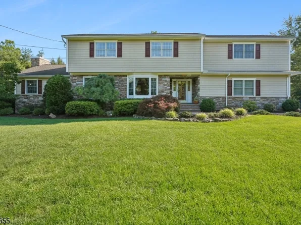 9 Pitcairn Dr, Roseland Boro, NJ 07068
