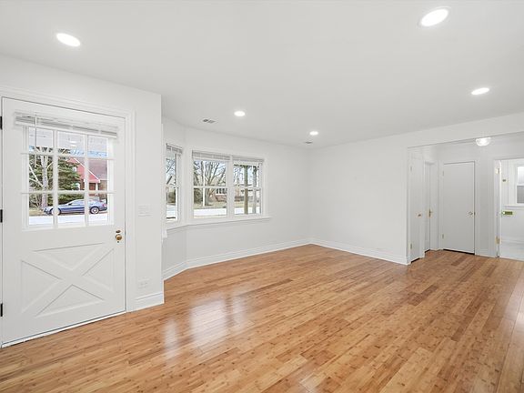 4th image of 9533 S Massasoit Ave