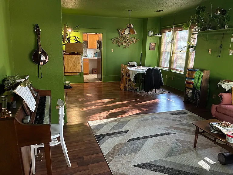 1021 W Liveoak St — Photo 2