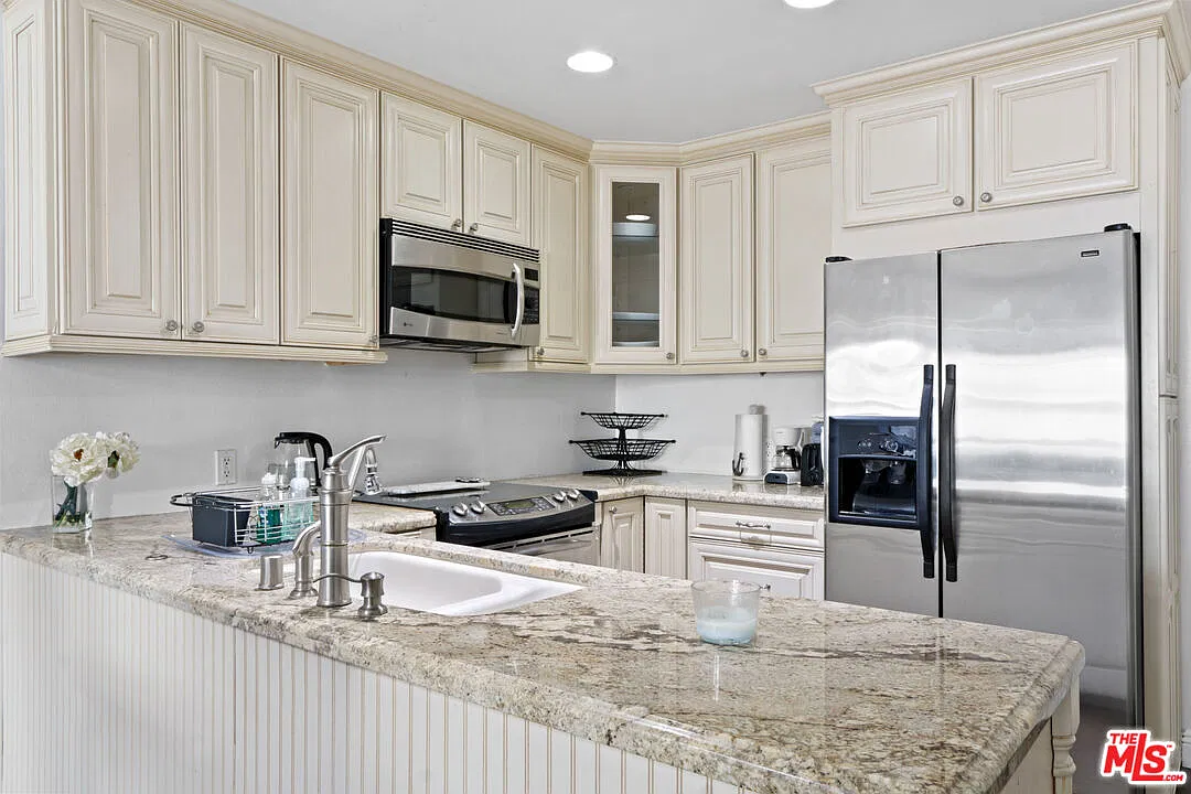 1 bed, 1.5 bath, 869 sqft, $3,300 — Photo 4
