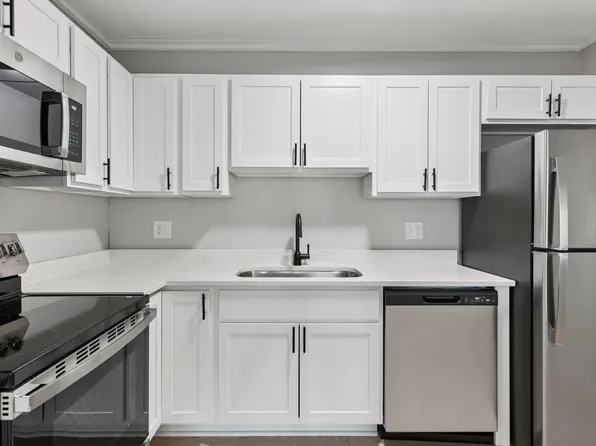 10501 Cedar Lake Rd APT 515, Minnetonka, MN 55305