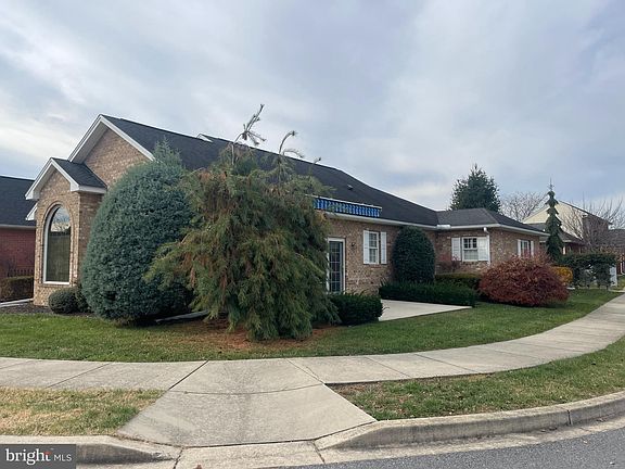 3rd image of 667 Trafalgar Dr