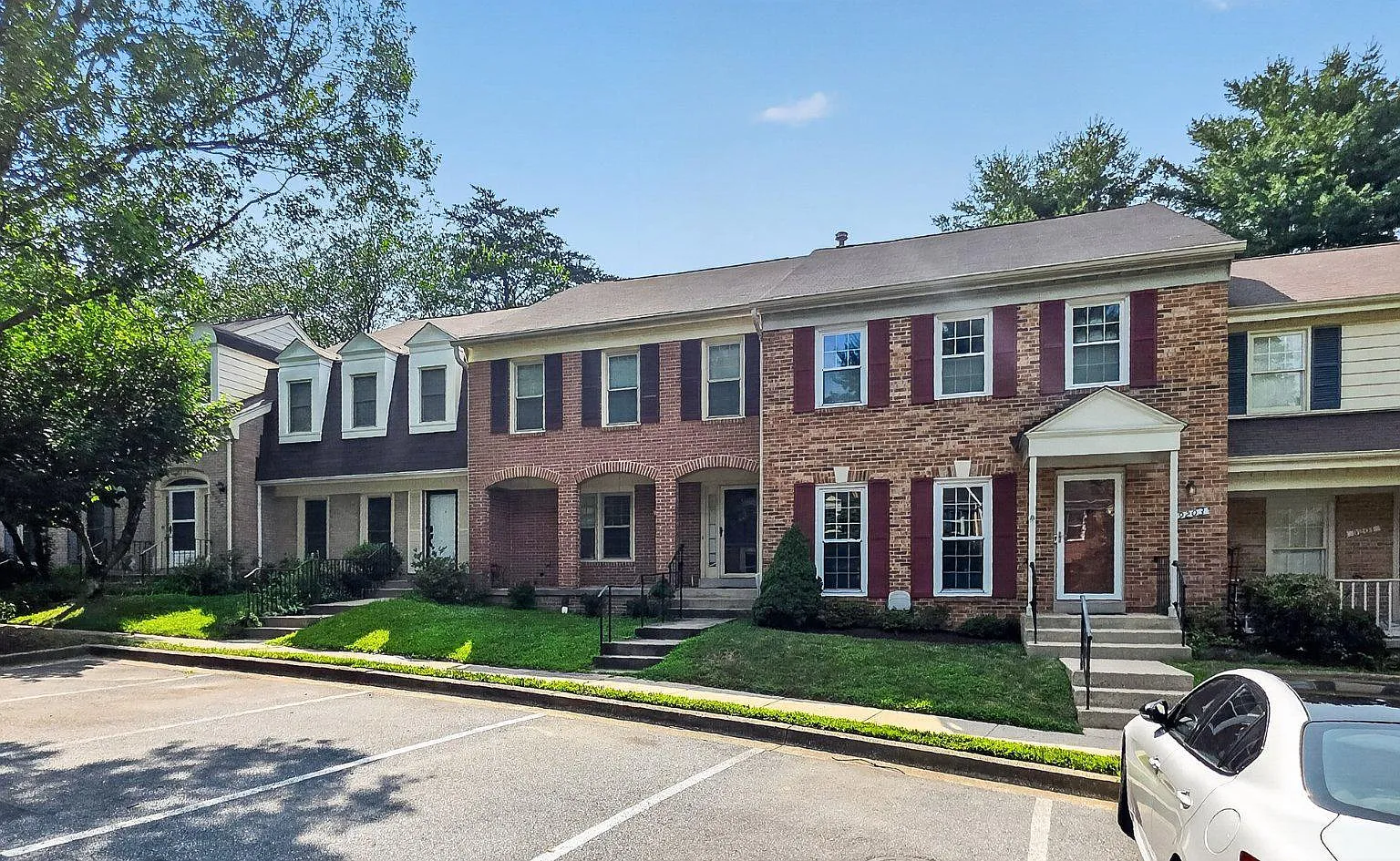4 bed, 3.5 bath, 2024 sqft, $3,600 — Photo 3