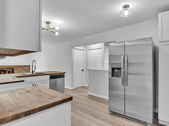 4th image of 1565 Brentnell Ave